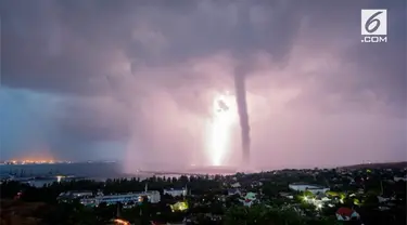 Detik-detik rekaman angin twister melewati area Crimea.