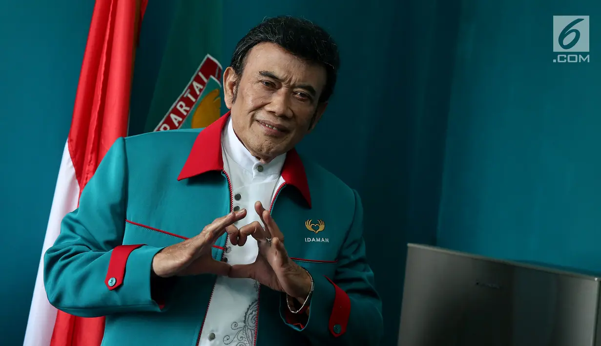 Ketua Umum Partai Idaman Rhoma Irama memberi salam Idaman saat sesi foto di Kantor DPP Partai Idaman, Jakarta, Selasa (16/1). Partai Idaman menyatakan akan melaporkan Bawaslu ke Dewan Kehormatan Penyelenggara Pemilu (DKPP). (Liputan6.com/JohanTallo)
