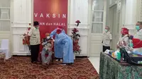 Vaksinasi Covid-19 perdana di Tuban. (Ahmad Adirin/Liputan6.com)