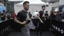 Pemain PSM, Marc Klok dan Pemain Persija, Sutanto Tan melakukan aksi freestyle pada acara Adidas Tango League di Senayan City, Jakarta, Minggu (13/8/2017). Acara ini merupakan bagian dari peluncuran sepatu anyar Adidas. (Bola.com/M Iqbal Ichsan)