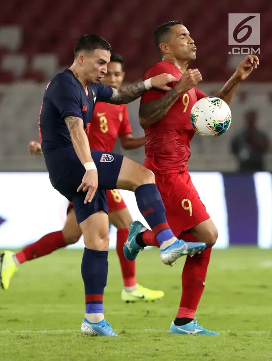 Pemain Timnas Indonesia, Alberto Goncalves berebut bola dengan pemain Thailand pada laga Grup G Penyisihan Kualifikasi Piala Dunia 2022 zona Asia di Stadion Utama Gelora Bung Karno, Jakarta, Selasa (10/9/2019). Babak pertama kedua tim bermain imbang 0-0. (Liputan6.com/Helmi Fithriansyah)