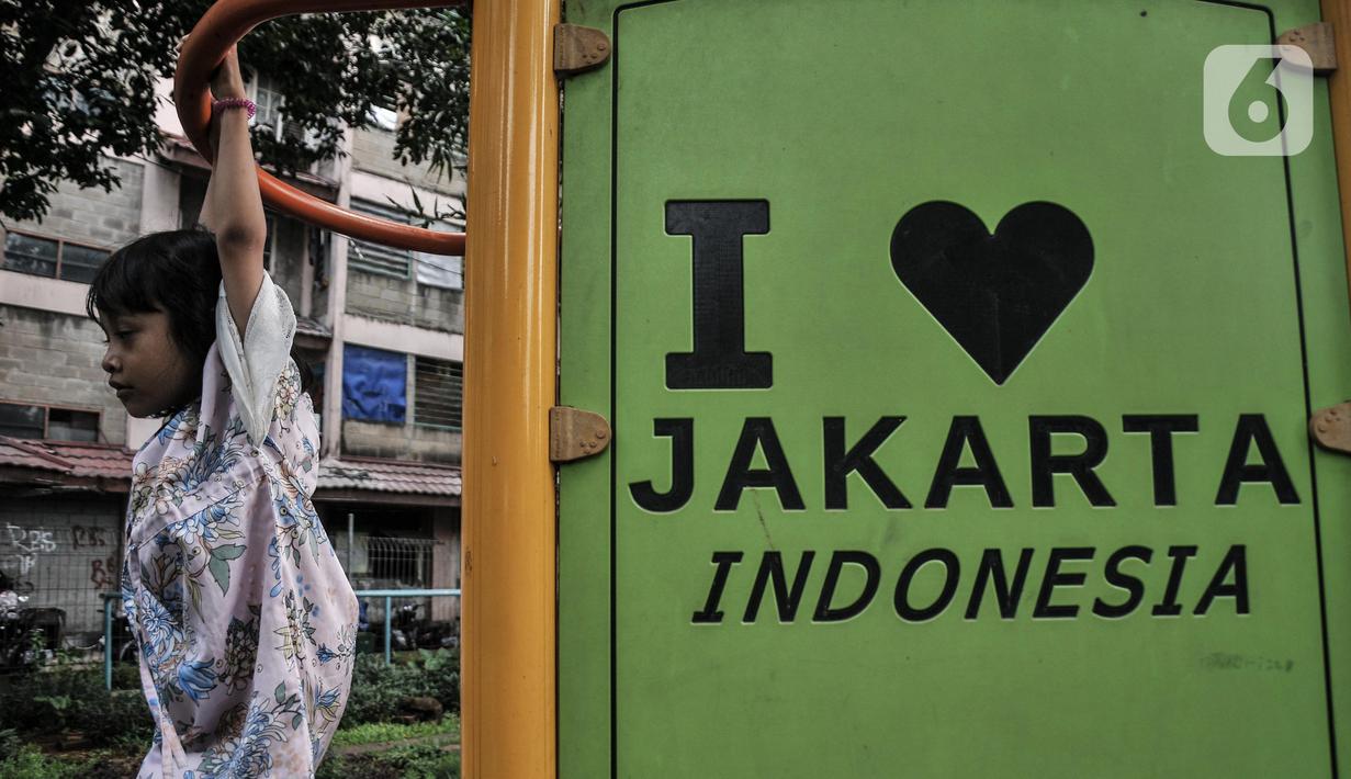 Seorang anak bermain di Ruang Publik Terpadu Ramah Anak (RPTRA) Benhil 2, Bendungan Hilir, Jakarta, Rabu (14/9/2022). Pemerintah Provinsi DKI Jakarta gencar membangun ruang publik di Ibu kota guna meningkatkan interaksi antarwarga dan sebagai destinasi hiburan alternatif. (merdeka.com/Iqbal S. Nugroho)
