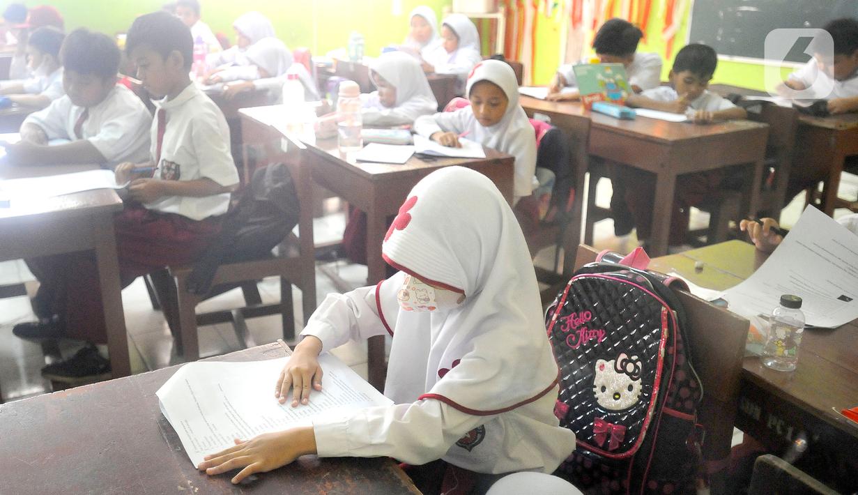 Siswa mengikuti ujian penilaian akhir semester (PAS) yang dihadiri guru pengawas di SDN Pondok Cina 1 Depok, Jawa Barat, Senin (5/12/2022). Ujian akhir tersebut dilakukan seluruh siswa baik dari kelas 1 hingga kelas 6 SD. (merdeka.com/Arie Basuki)