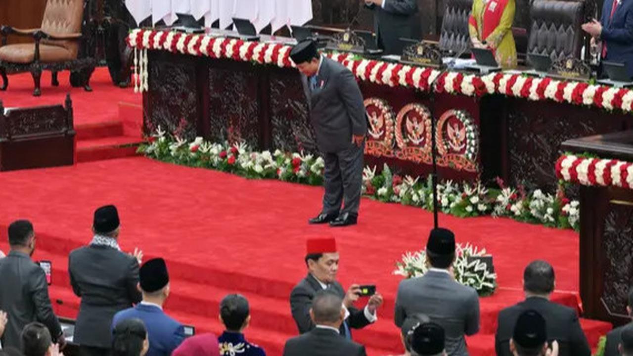Momen Prabowo Tundukan Kepala ke Anggota DPR RI Sebelum Sampaikan Pidato Kenegaraan