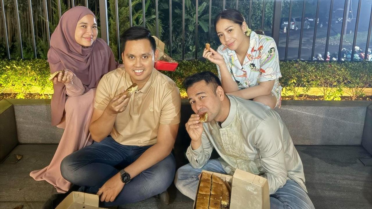 Tak hanya di dalam rumah, ada juga momen saat Chacha Frederica dan suami bersama Raffi Ahmad dan Nagita tampak menikmati martabak lesehan di halaman rumah.<br>