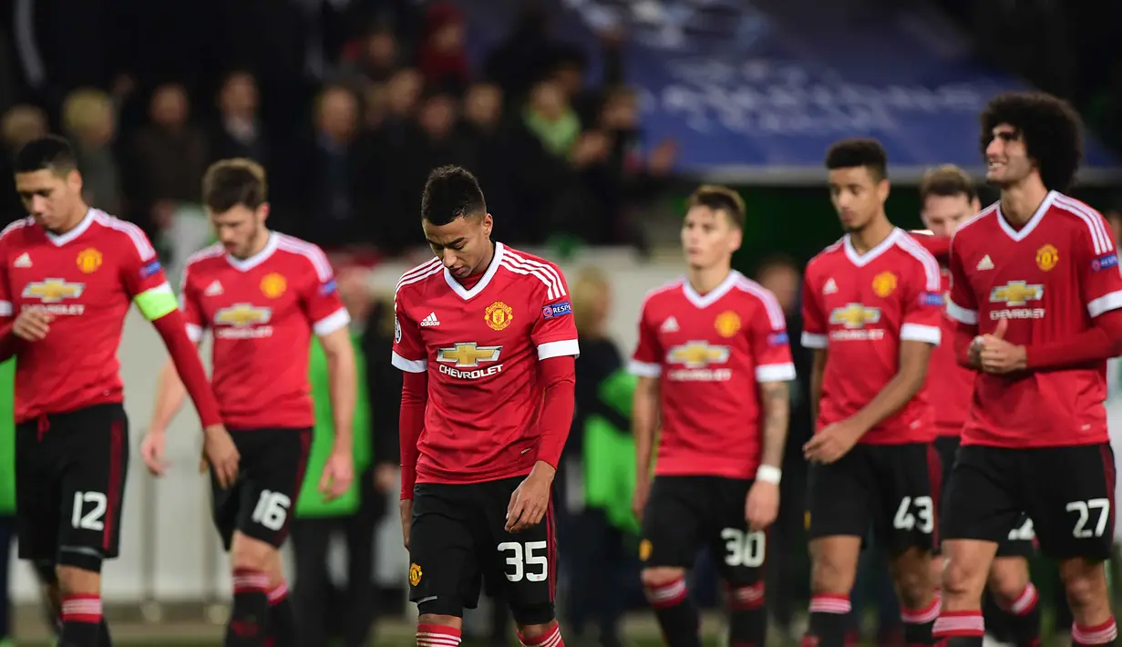 Para Pemain Manchester United tertunduk lemas usai kalah dari Wolfsburg pada lanjutan Liga Champions di Stadion VfL Wolfsburg Arena, Rabu (9/12/2015) dini hari WIB. (AFP Photo/John Macdougall)