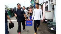 Polisi anti huru hara menjaga ketat kafe milik pentolan Kalijodo daeng Aziz.  Saat menggeledah kafe tersebut, polisi menemukan 1 gudang berisi penuh minuman bir yang masih terisi.