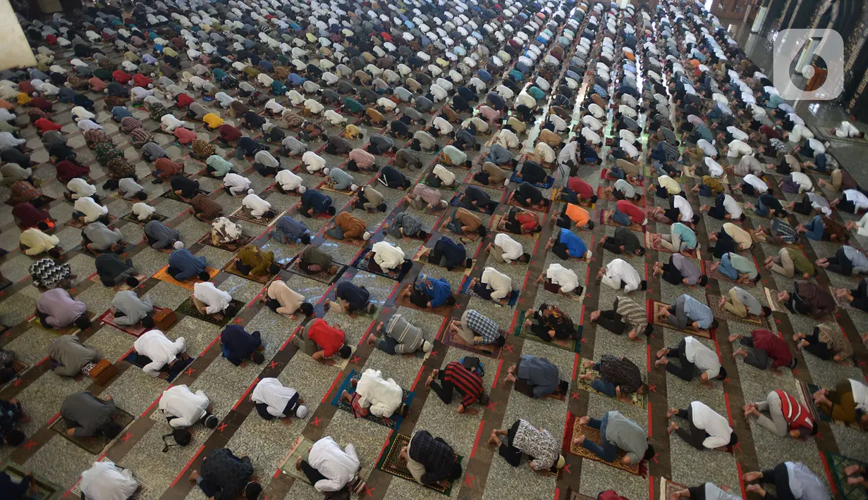 Jemaah melaksanakan ibadah salat Jumat di Masjid Agung At-Tin, Jakarta, Jumat (5/6/2020). Sejumlah masjid di Jakarta menggelar salat Jumat karena sudah memasuki masa PSBB transisi menuju new normal. (merdeka.com/Imam Buhori)