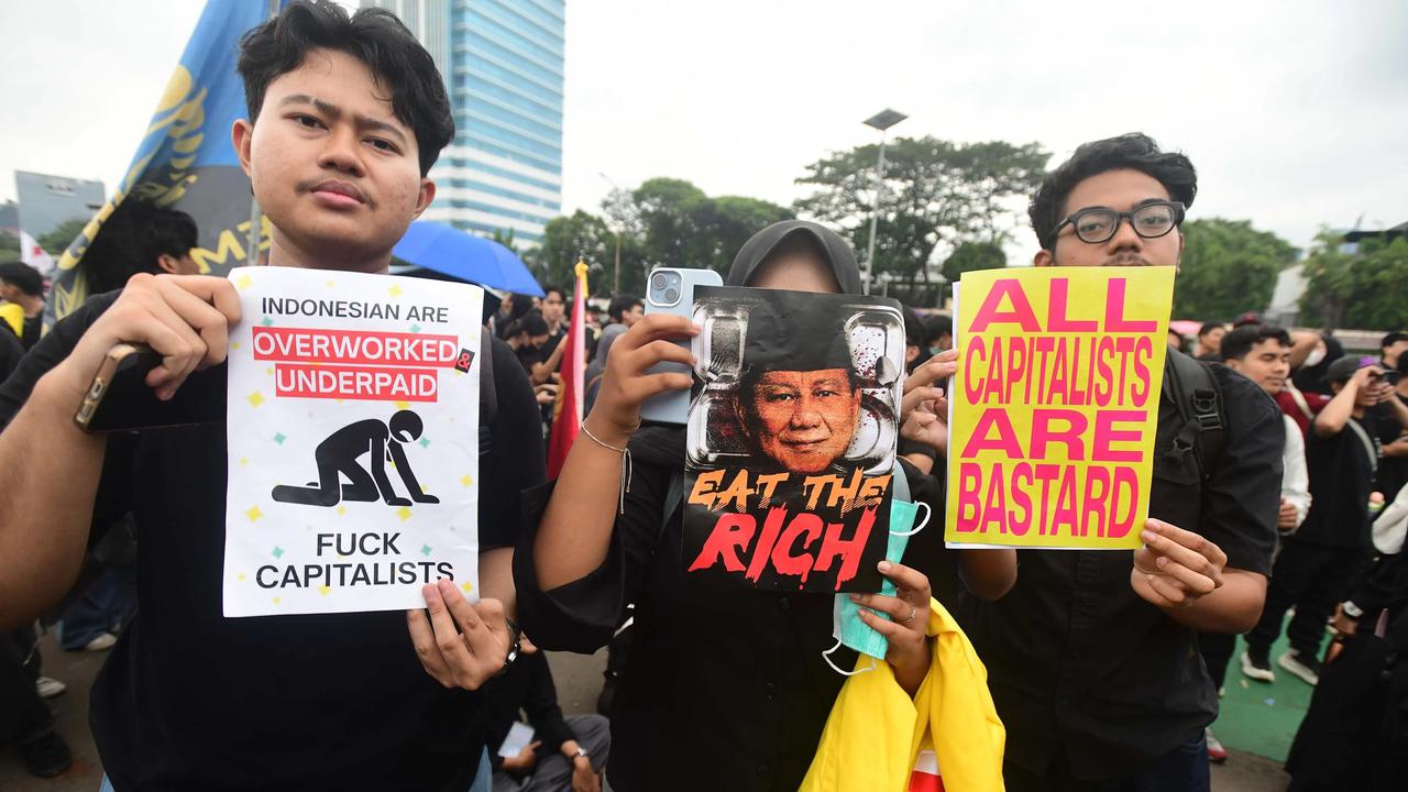 FOTO: Buruh  dan Mahasiswa Gelar Aksi May Day di Depan DPR