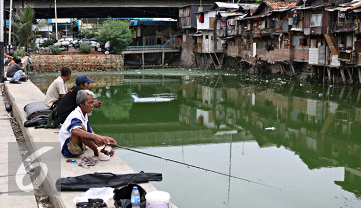 Sejumlah Warga saat memancing ikan di Kali Tanjung Selor, Jakarta, Rabu (20/1). Meskipun keruh dan dipenuhi sampah, namun Kali Tanjung Selor menjadi lokasi favorit bagi warga sekitar untuk memancing dengan biaya murah. (Liputan6.com/Immanuel Antonius)