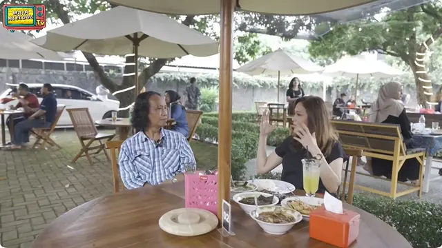 7 Potret Halaman Rumah Mandra yang Luas, Ada Warung Makan Betawi Autentik