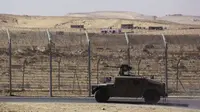 Kendaraan lapis baja Israel berpatroli di Gurun Sinai, perbatasan dengan Mesir. (Reuters)