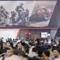 Suasana pada gelaran GIIAS 2018 di ICE, BSD City, Kamis (2/8/2018). Selain menjadi pemanis dan daya tarik pameran, SPG juga bisa membantu menjabarkan spesifikasi kendaraan yang dipamerkan. (Bola.com/M Iqbal Ichsan)