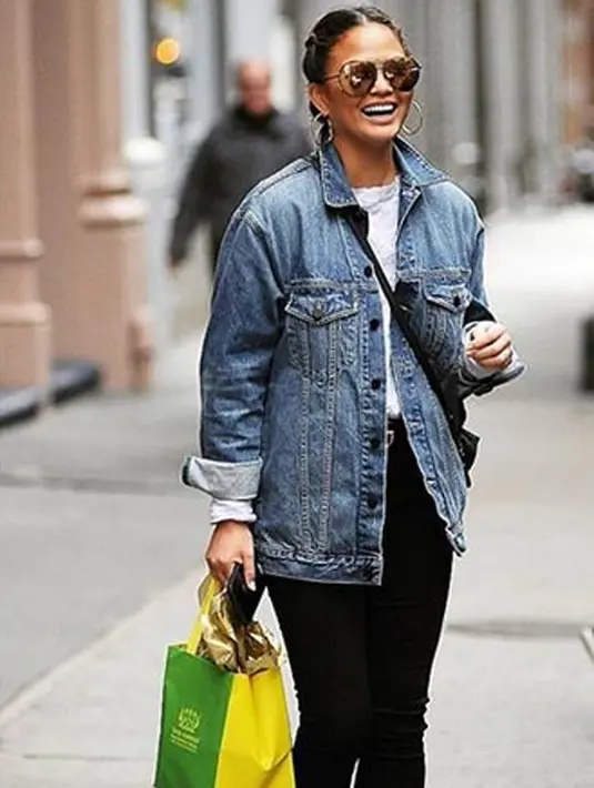 Setelah mengunggah video itu, Chrissy pun mengunggah fotonya yang berperut buncit dan mengenaka dress hitam di akun snapchatnya. (Instagram/chrissyteigen)