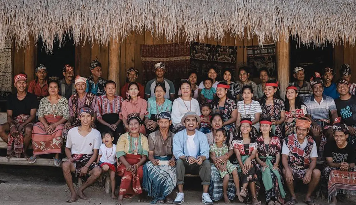 Raut bahagia terpancar di wajah Glenn Fredly saat berkumpul bersama penduduk lokal di sana. (Liputan6.com/IG/@glennfredly309)