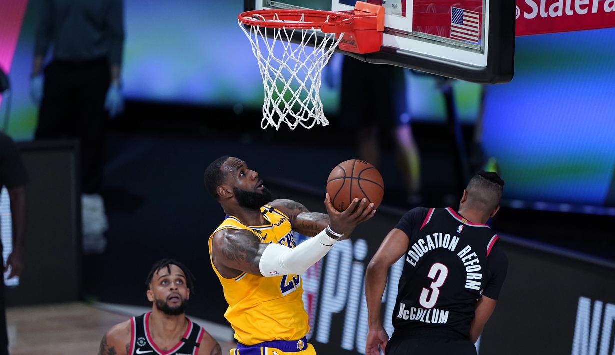 Pebasket Los Angeles Lakers, LeBron James, berusaha mencetak poin saat melawan Portland Trailblazers pada babak pertama playoff NBA 2020 di AdventHealth Arena, Rabu (19/8/2020). LA Laker takluk 93-100 atas Portland Trailblazers. (AFP/Ashley Landis-Pool/Getty Images)