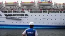 Kapal Pelni KM Dobonsolo yang membawa peserta Mudik Gratis Sepeda Motor sesaat sebelum bersandar di Pelabuhan Tanjung Priok, Jakarta Utara, Minggu (14/4/2024). (Liputan6.com/Angga Yuniar)