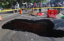 FOTO: Jalan Amblas Lenteng Agung Bikin Kemacetan Lalu Lintas