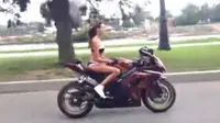 Begini Ketika Model Seksi Akrobatik Pakai Motor Suzuki