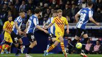 Frenkie de Jong dari Barcelona, ke-2 kanan, berlari dengan bola selama pertandingan sepak bola La Liga Spanyol antara RCD Espanyol dan Barcelona di stadion Cornella-El Prat di Barcelona, ​​Spanyol, Minggu, 13 Februari 2022. (AP Photo/Joan Monfort )