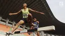 Pelari Sumatra Utara, Loudry Rafael, melakukan lompatan saat Kejurnas Atletik nomor lari 2.000 meter steeplechase putra di Stadion Pakansari, Bogor, Selasa (6/8/2019). Kejurnas tahun ini juga dilakukan untuk kualifikasi menjelang PON. (Bola.com/Vitalis Yogi Trisna)