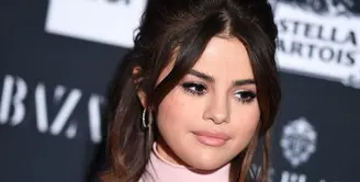 Selena Gomez, sudah cukup lama kisah hidupnya tak tersorot media. Terlebih soal cerita cintanya bareng sang kekasih, The Weeknd. Namun kabar terbaru datang mengenai penampilan Selena. (AFP/Angela Weiss)