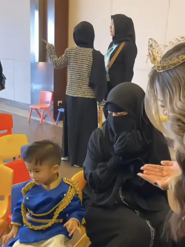 Potret kelucuan Adzam saat berdoa bersama Umi Pipik, sumber Instagram: @_ummi_pipik_