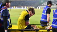 Striker Oxford United, Ole Romeny ditandu keluar lapangan setelah dilanggar pemain Arema FC, Paulinho dalam laga Piala Presiden 2025 di Stadion Si Jalak Harupat, Bandung, Kamis (10/7/2025). (Vidio Sports).