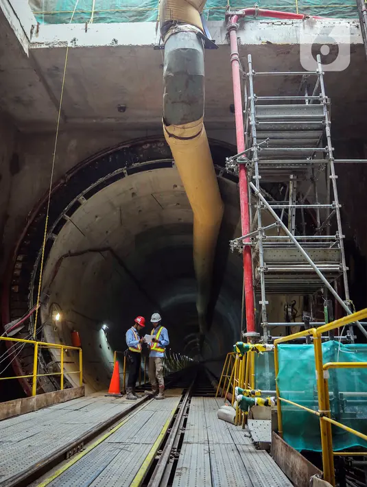 <p>Untuk Stasiun Monas, saat ini telah masuk ke tahap pekerjaan pengecoran dinding dan lantai peron (platform slab) pada suar penyejuk (cooling tower), pemasangan noseblade persiapan jacking pada entrance 1 Jalan Museum, serta pengecoran dinding struktur pada entrance dua silang barat daya monas. (Liputan6.com/Angga Yuniar)</p>