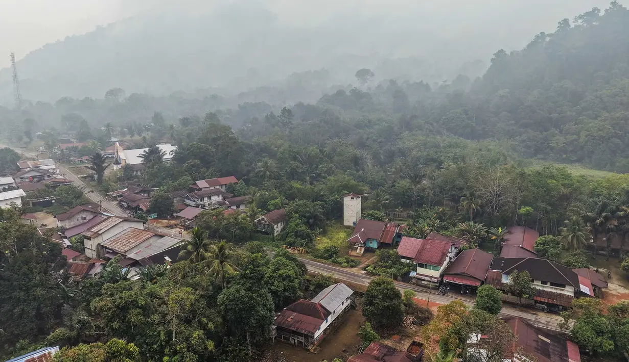 Gambar udara ini memperlihatkan kabut asap akibat kebakaran hutan yang menyelimuti Desa Lanjak di Kapuas Hulu, Kalimantan Barat, Jumat, 4 September 2026. (AFP/ Bay Ismoyo)