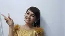 Saat di atas panggung, Jihan kerap mengenakan gaun yang membuatnya tampil anggun . Gaun kuning yang ia kenakan membuatnya terlihat cantik dan memesona. (Liputan6.com/IG/@jihanaudy123_real)