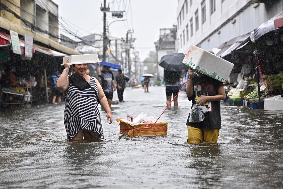 Banjir Parah Rendam Bangkok Warga Berjualan di Tengah Genangan