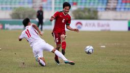 Pemain Timnas Indonesia U-19, Muhammad Iqbal, dihadang pemain Vietnam pada laga AFF U-18 di Stadion Thuwunna, Yangon, Senin (11/9/2017). Indonesia kalah 0-3 dari Vietnam. (Liputan6.com/Yoppy Renato)