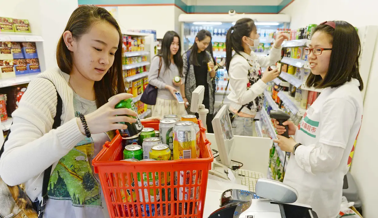 Pengunjung membeli produk kemasan tanpa isi di Supermarket Xuzhen, Shanghai, Tiongkok, (13/4). Supermarket dengan slogan "mengisi kekosongan" ini hanya menjual produk kosong, dibuka sejak 8 April di Changning (Reuters/Stringer)