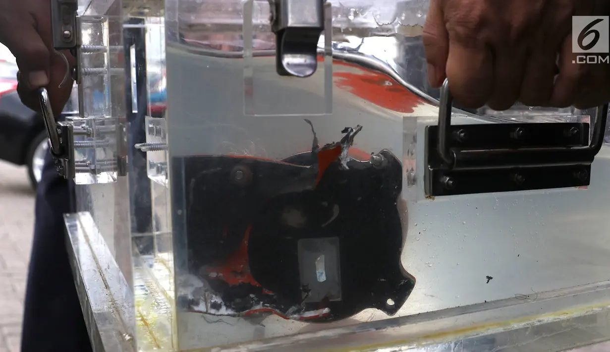Black box bagian Cockpit Voice Recorder (CVR) pesawat Lion Air JT 610 tersimpan di dalam wadah berisi air di Pelabuhan Tanjung Priok, Jakarta, Senin (14/1). CVR ini ditemukan tim penyelam Kopaska dan Dislambir Koarmada I. (Liputan6.com/Immanuel Antonius)