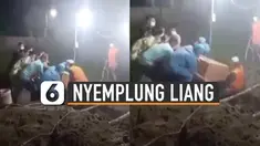 Diduga karena kaki tak seimbang, ia jatuh ke liang saat menarik peti.