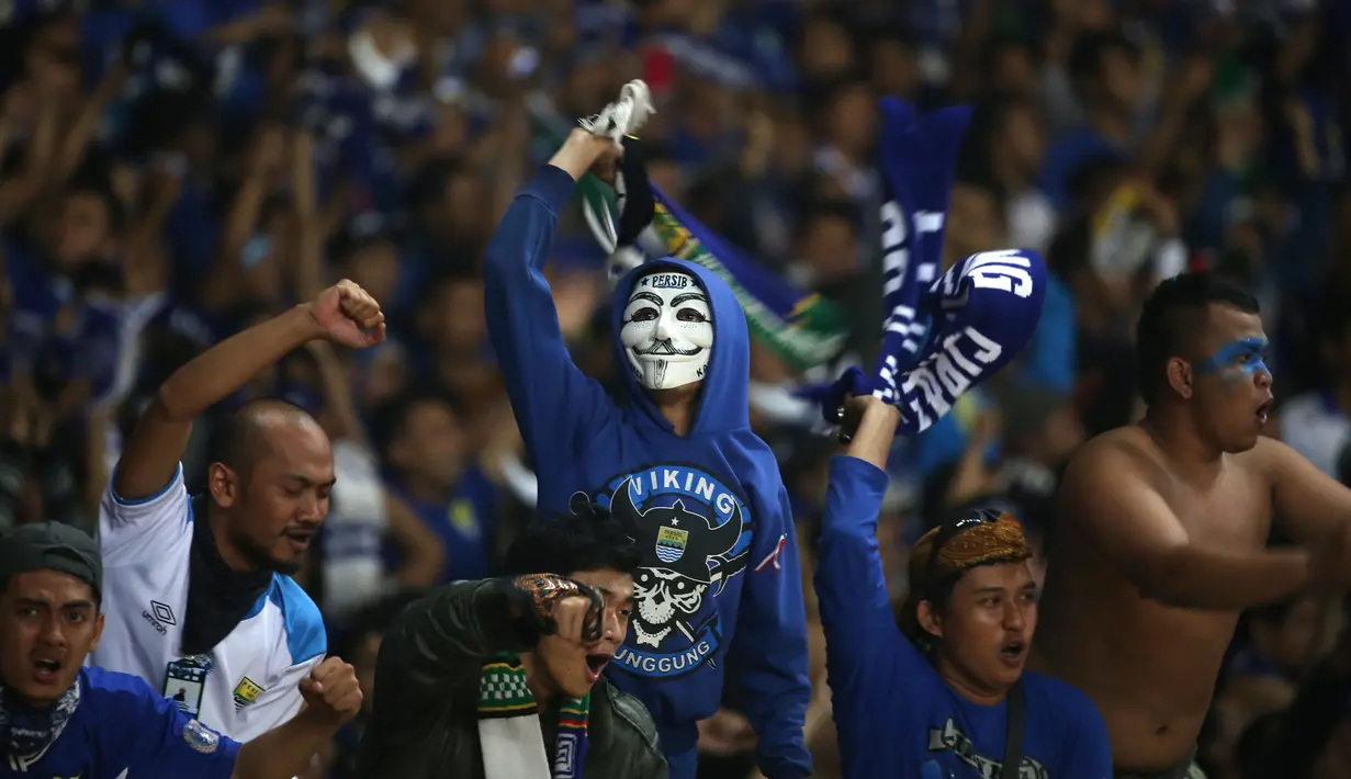 Bobotoh Persib merayakan kemenangan Persib atas Sriwijaya FC 2-0 dalam Final Piala Presiden 2015 di Stadion Utama Gelora Bung Karno, Jakarta, Minggu (18/10/2015). (Bola.com/Nicklas Hanoatubun)