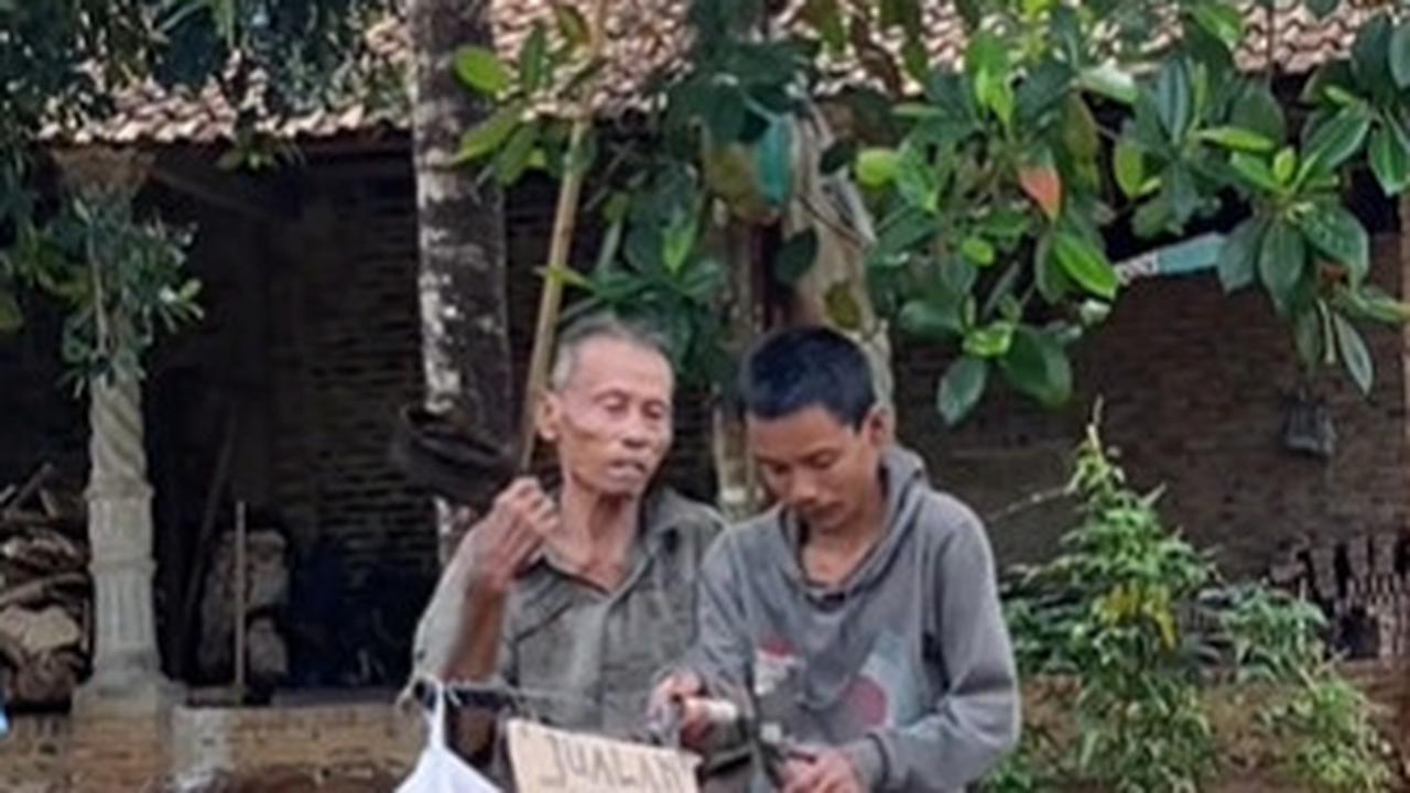 Jagat dunia maya dibuat tersentuh setelah beredar video seorang kakek yang berjualan kerupuk dengan membawa serta sang anak yang menderita gangguan jiwa.