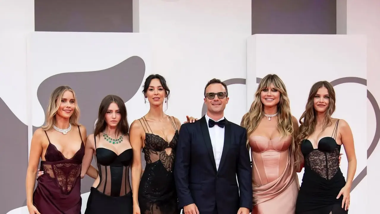Lingerie Jadi Busana Couture Red Carpet Venice International Film Festival 2025, Dipakai Barbara Palvin - Ponakan Kembar Putri Diana