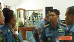 Citizen6, Surabaya: Komandan Kontingen Kobangdikal Kolonel Laut (S) Untung Purnomo menggelar silaturahmi dan minum kopi bersama anggota kontingennya di Aula Bhineka Tunggal Ika, Pusat Pendidikan Bantuan Administrasi (Pengirim: Penkobangdikal)