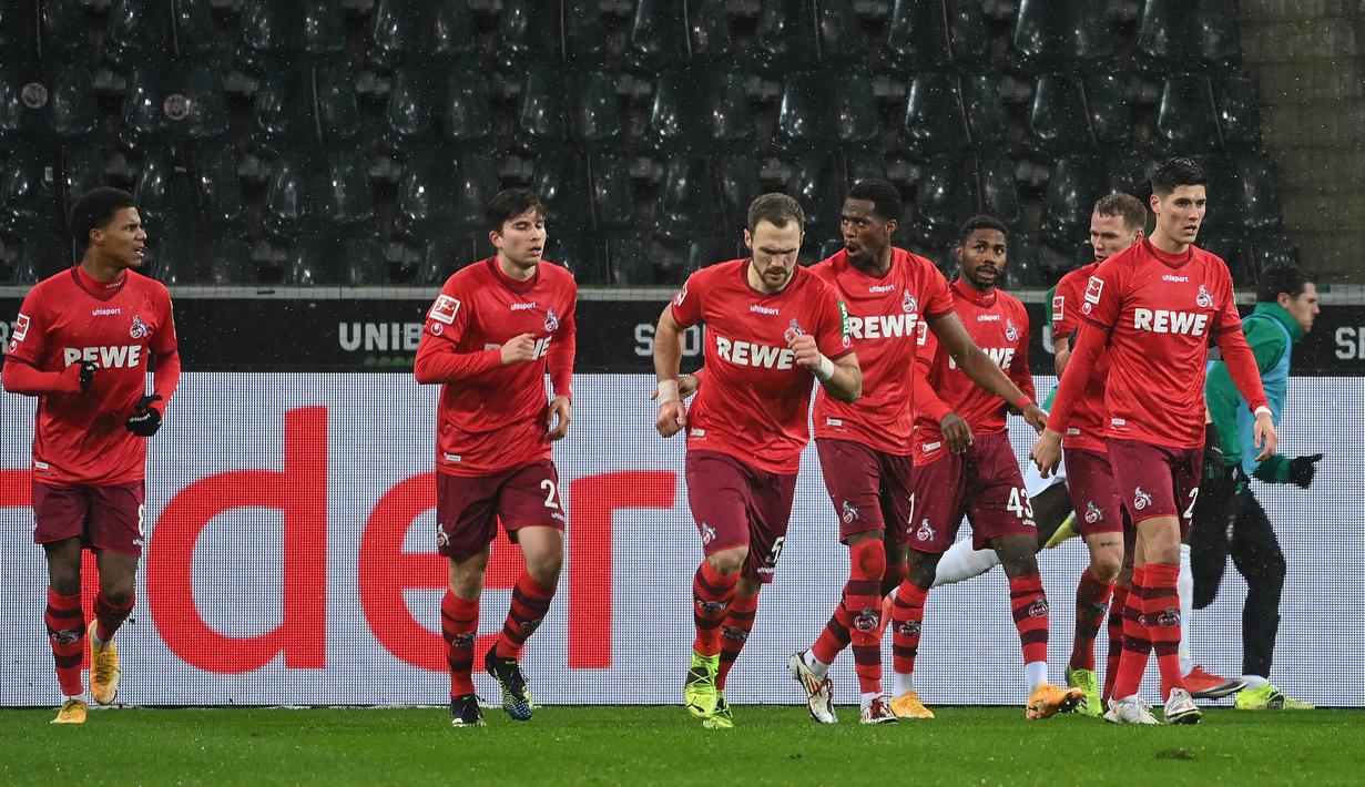 Para pemain FC Koln merayakan gol kedua yang dicetak gelandang Elvis Rexhbecaj (kedua dari kiri) ke gawang Borussia Moenchengladbach dalam laga lanjutan Liga Jerman 2020/21 pekan ke-20 di Borussia Park, Sabtu (6/2/2021). FC Koln menang 2-1 atas Gladbach. (AFP/Ina Fassbender/Pool)