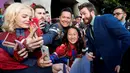 Pemeran Captain America, Chris Evans berswafoto dengan penggemar setibanya pada world premiere film Avengers: Endgame di Los Angeles, California, Selasa (23/4). Avengers: Endgame akan tayang mulai 26 April di Amerika dan 24 April besok di Indonesia. (Chris Pizzello/Invision/AP)