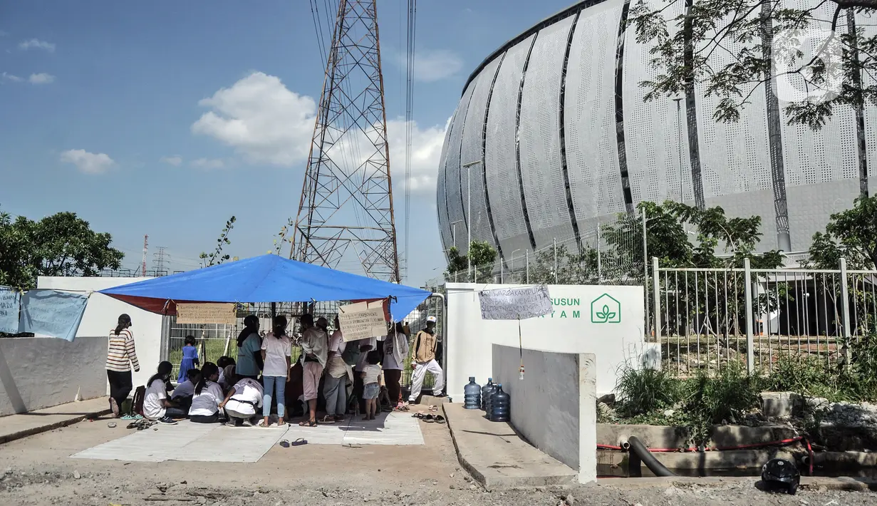 Warga bertahan di tenda pengungsian saat berunjuk rasa di depan gerbang Kampung Susun Bayam, Jakarta Utara, Senin (21/11/2022). Berdasarkan kesepakatan, seharusnya warga sudah mulai bisa menempati hunian pada 20 November 2022 kemarin. (merdeka.com/Iqbal S. Nugroho)