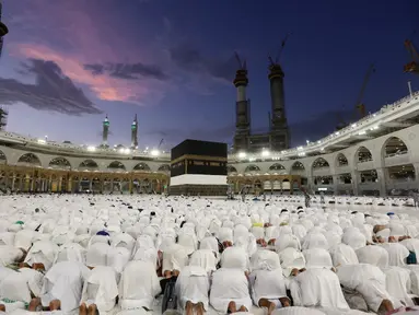 Jemaah haji melakukan sholat di sekitar Kabah, Masjidil Haram, Mekkah, Arab Saudi, Senin (19/6/2023). Menurut Wakil Menteri Urusan Haji dan Umroh untuk Urusan Kunjungan Mohammad Bin Abdulrahman Al-Bijawi, lebih dari 1.150.000 jemaah haji telah terkonfirmasi tiba di Arab Saudi melalui berbagai pintu masuk Kerajaan Saudi. (Abdel Ghani BASHIR/AFP)