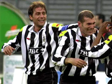 Gelandang Juventus, Zinedine Zidane, merayakan gol yang dicetaknya ke gawang Verona pada laga Serie A di Stadion Delle Alpi, Turin, Minggu (26/11/2000). (EPA/Lobera)