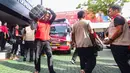 Dalam kegiatan ini, PDI-P juga bekerja sama dengan sejumlah dokter diaspora yang tengah kembali ke Tanah Air untuk membantu penanganan bencana di Sumatera. Tampak dalam foto, relawan Partai Demokrasi Indonesia Perjuangan (PDIP) mengangkut bantuan untuk korban terdampak bencana Sumatera di halaman Sekolah Partai PDIP, Lenteng Agung, Jakarta Selatan, Senin (29/12/2025). (merdeka.com/Arie Basuki)