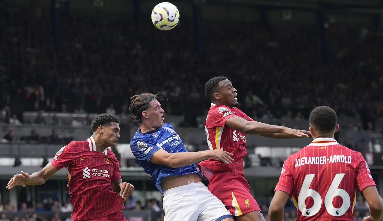 Bek Ipswich Town, Jacob Greaves (kedua kiri) berduel udara dengan bek Liverpool, Jarell Quansah pada laga pekan pertama Premier League 2024/2025 di Portman Road Stadium, Ipswich, Sabtu (17/8/2024). (AP Photo/Alastair Grant)