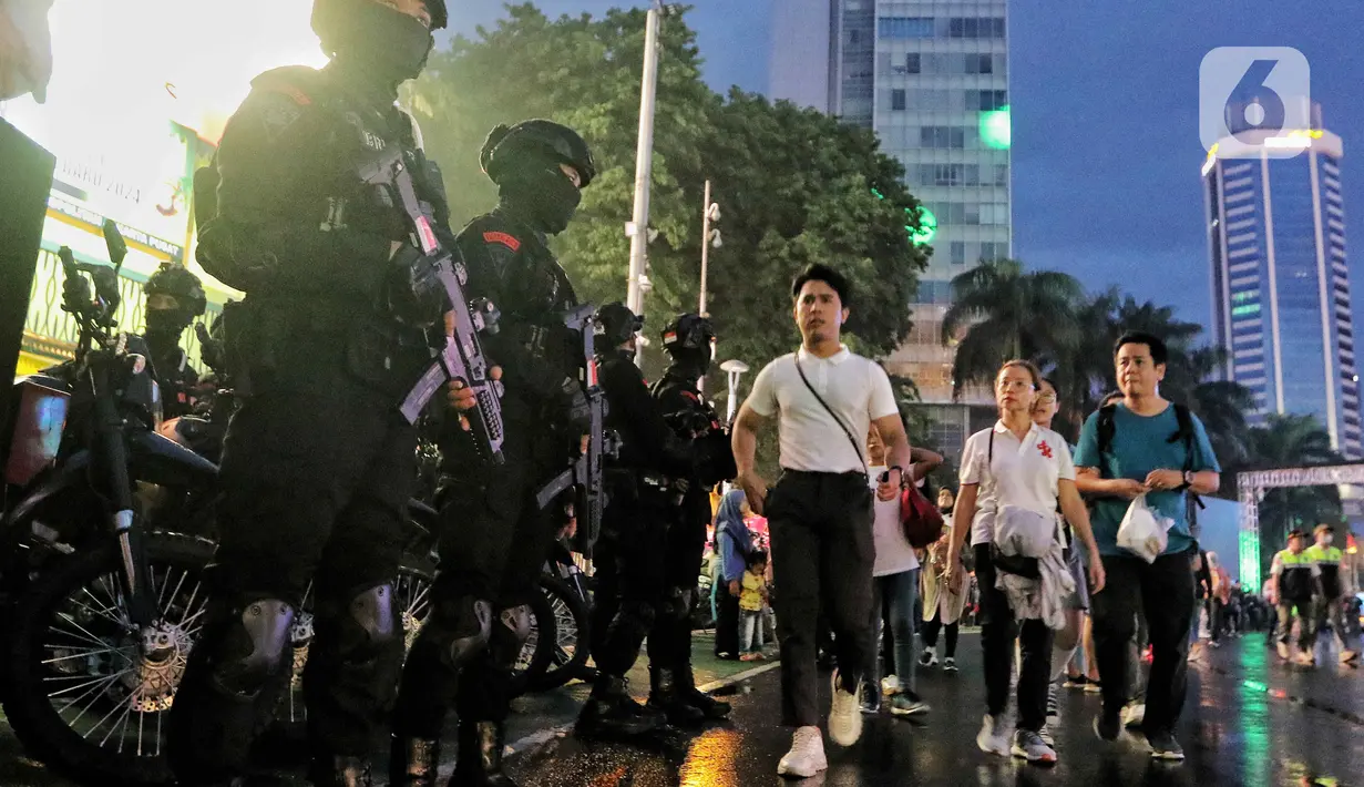 Sebanyak 3.963 personel kepolisian, 1.219 orang anggota TNI dan 488 dari pemda DKI Jakarta siap mengamankan malam pergantian tahun. (Liputan6.com/Angga Yuniar)