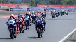 Pembalap Yamaha Racing Indonesia, Candra Hermawan (kanan) memacu motornya di barisan depan saat Race 2 AP250 Asia Road Racing Championship (ARRC) Mandalika 2025 di Sirkuit Internasional Pertamina Mandalika, Lombok, NTB, Minggu (31/08/2025). (Bola.com/Bagaskara Lazuardi)