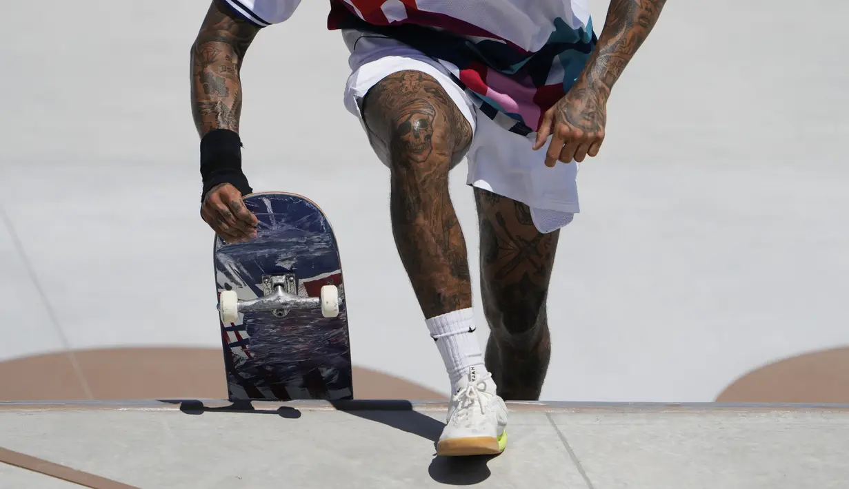 Tato milik Nyjah Huston dari Amerika Serikat terlihat saat berlaga pada cabang street skateboard Olimpiade Tokyo 2020, di Tokyo pada 25 Juli 2021. Berbeda dengan negara lain, di Jepang tato dianggap sebagai hal yang tabu dan memiliki kesan yang buruk. (AP/Jae C.Hong)